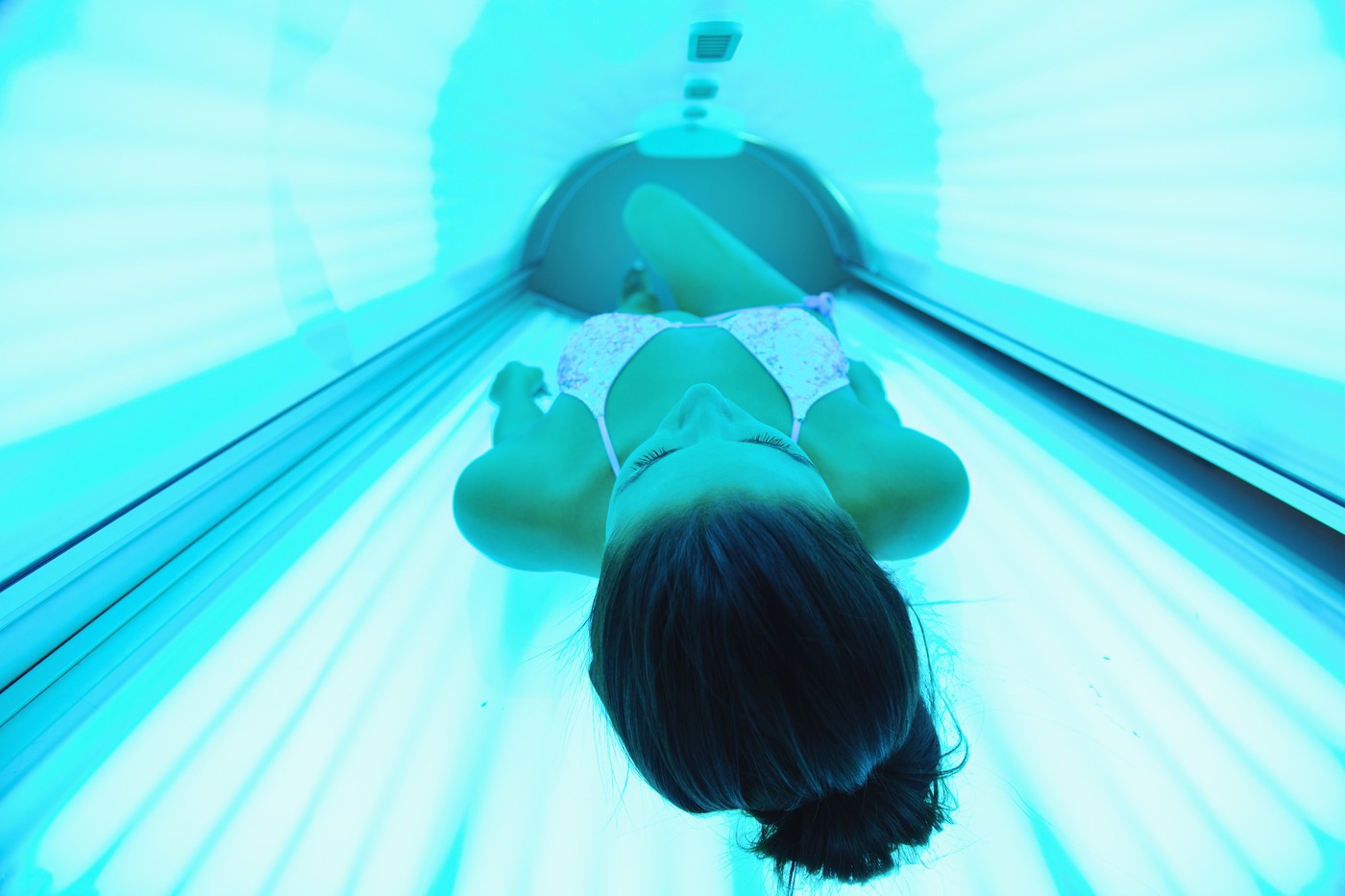 Cabinele de bronzat, o amenințare majoră pentru sănătate: Triplu risc de cancer de piele, arată un studiu recent