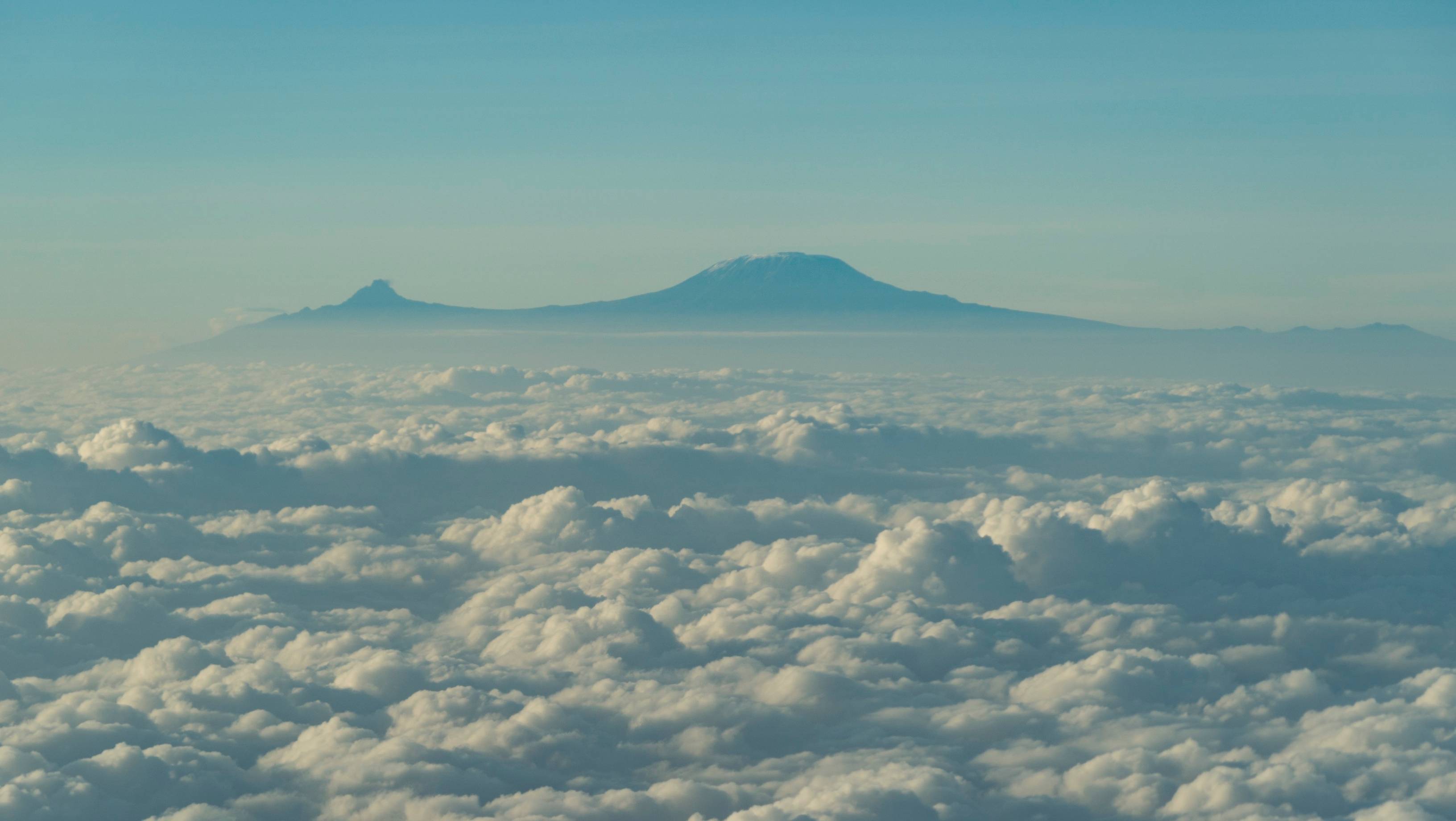 Cinci morți în urma prăbușirii unui elicopter pe Muntele Kilimanjaro, inclusiv doi turiști cehi
