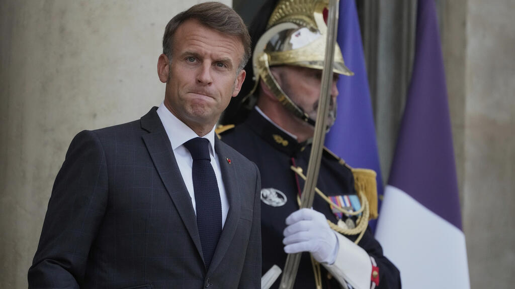 Criză politică în Franța: Premierul interimar respinge apelurile la demisie ale președintelui Macron