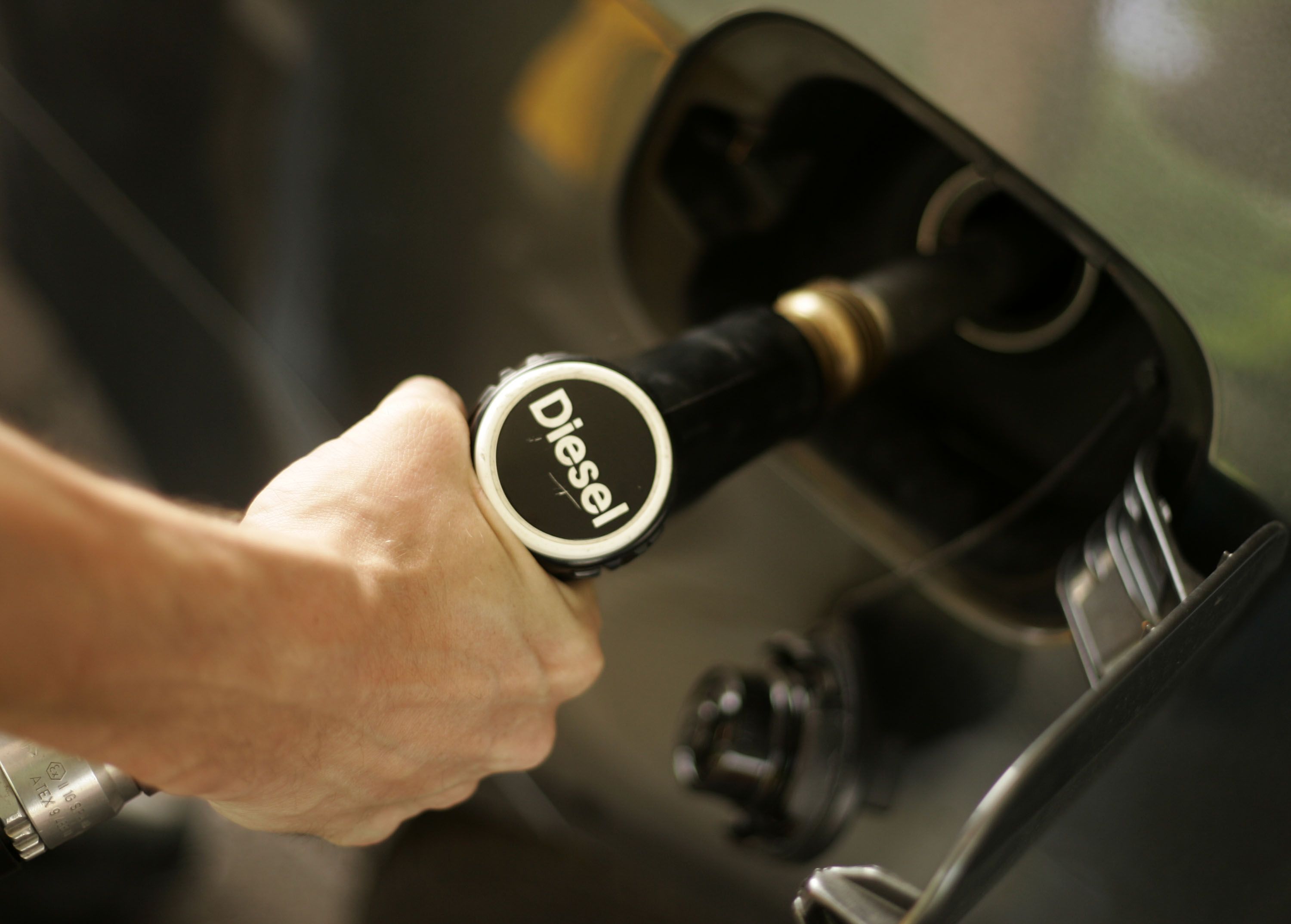 Criza prețurilor carburanților: Motorina depășește pragul de 10 lei pe litru