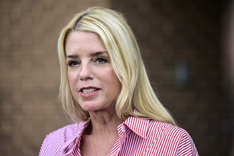 Donald Trump demite procurorul general Pam Bondi în mijlocul tensiunilor legale