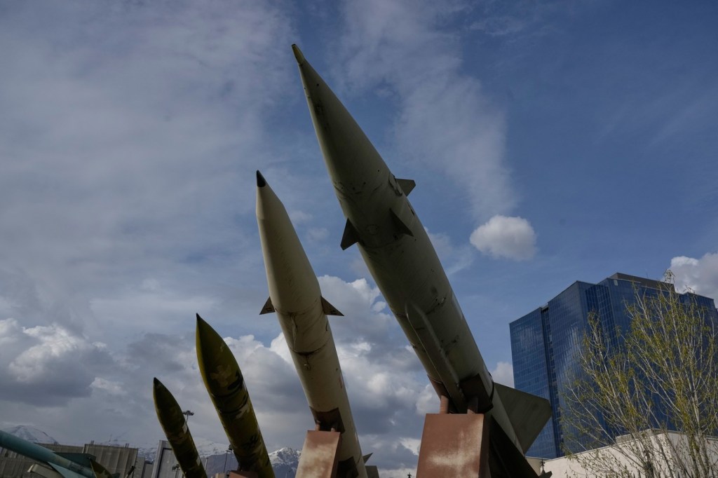Emiratele Arabe Unite Interceptează Atacuri cu Rachete Iraniene: Reacția UE