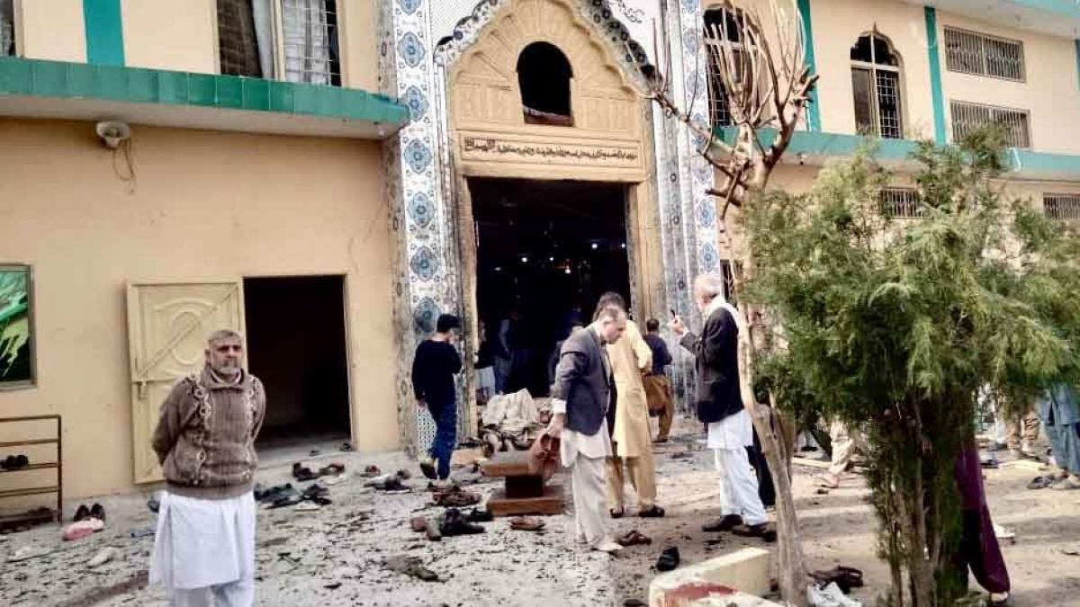 Explozie devastatoare la o moschee din Pakistan: zeci de morți și răniți