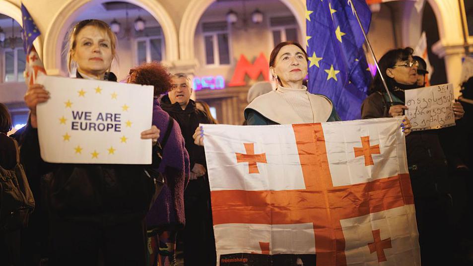 Georgienii ies în stradă pentru a-și exprima sprijinul față de Uniunea Europeană: O mișcare masivă de protest