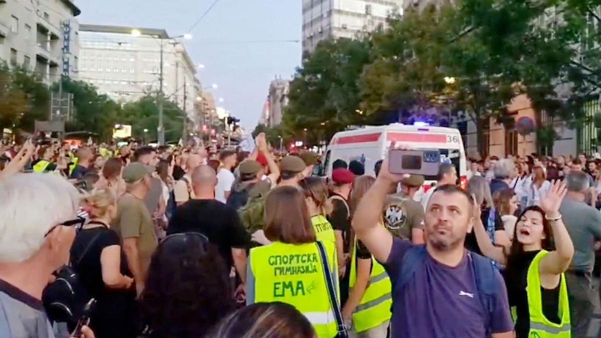 Haos în Belgrad: Șofer arestat după ce a intrat cu mașina în protestatari