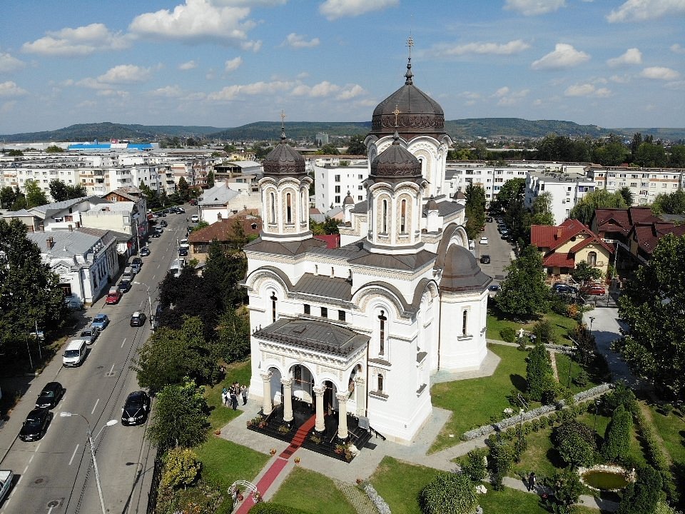 Moarte suspectă într-o biserică din Pitești: Anchetatorii iau în calcul sinuciderea