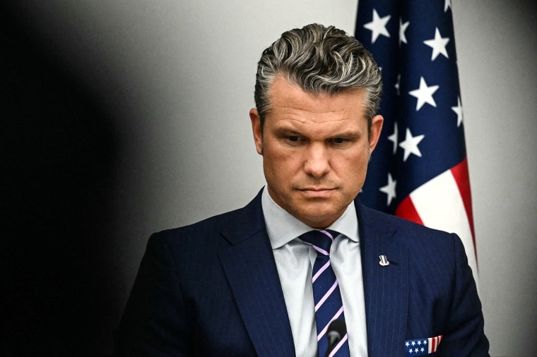Pete Hegseth, șeful Pentagonului, în mijlocul unei controverse: Acuzat de ipocrizie în urma declarațiilor contradictorii despre ordinele 'ilegale'