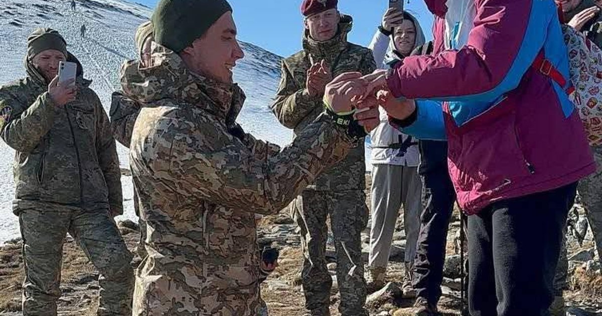 Propunere de căsătorie emoționantă pe front: Soldat ucrainean rănit cere mâna iubitei sale