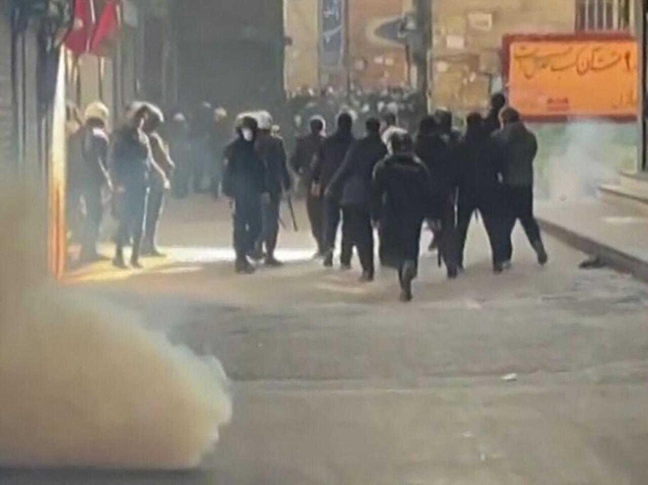 Protestele din Iran iau amploare - sute de răniți și zeci de morți