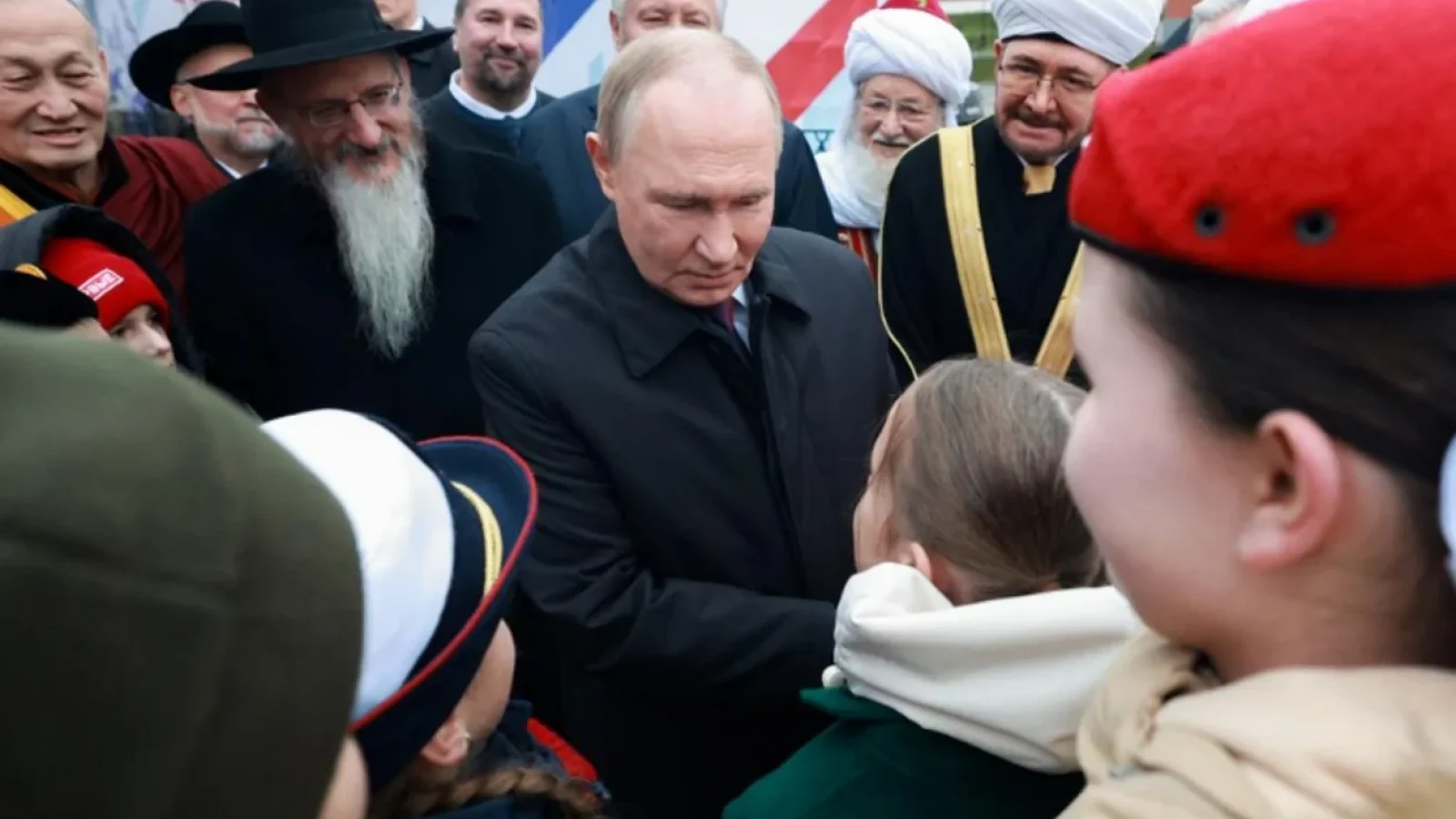Putin, pus în încurcătură de o fetiță de 11 ani în Piața Roșie și invitația lui Zelenski pentru Nicușor Dan