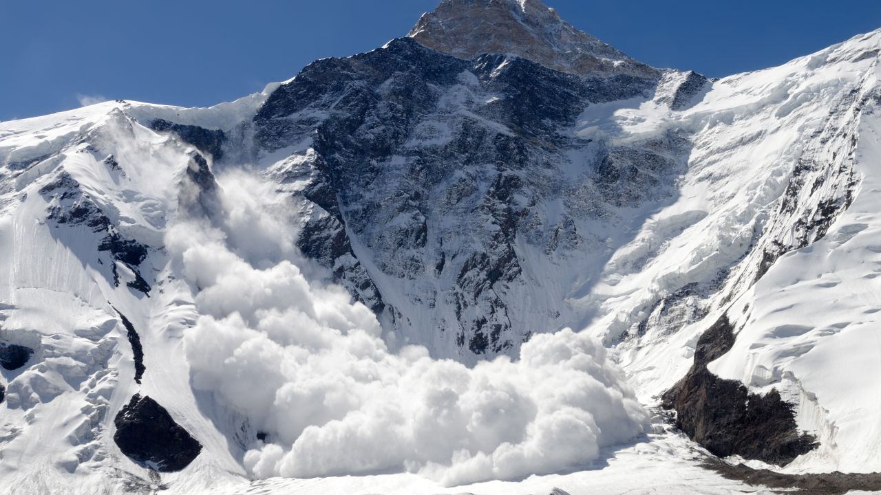 Riscuri majore de avalanșă în Carpați: Autoritățile avertizează turiștii