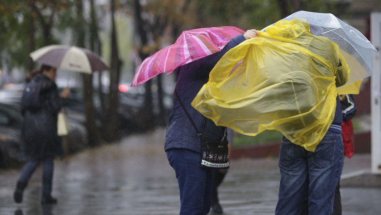 Vânt puternic în estul țării: meteorologii avertizează, schimbări meteo de luni