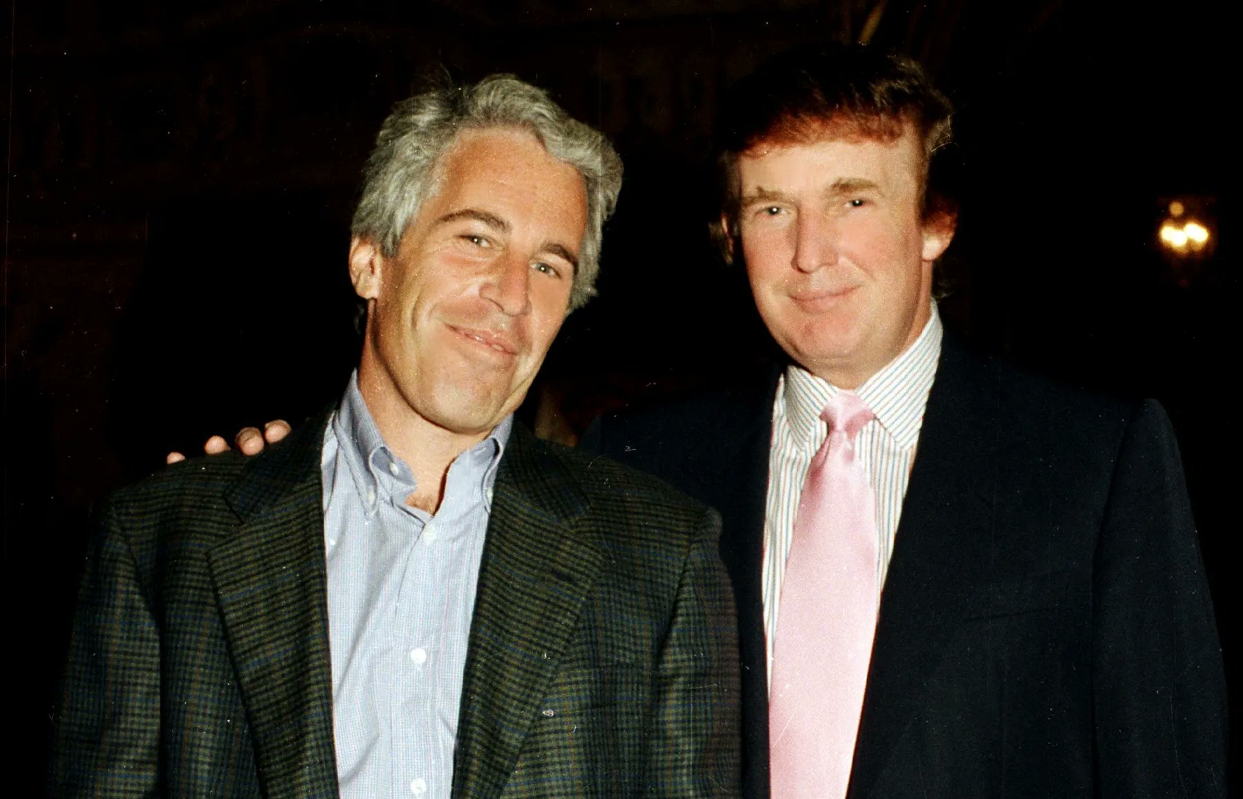 Democrații cer investigarea legăturilor lui Trump cu Epstein: O nouă încercare înainte de alegeri