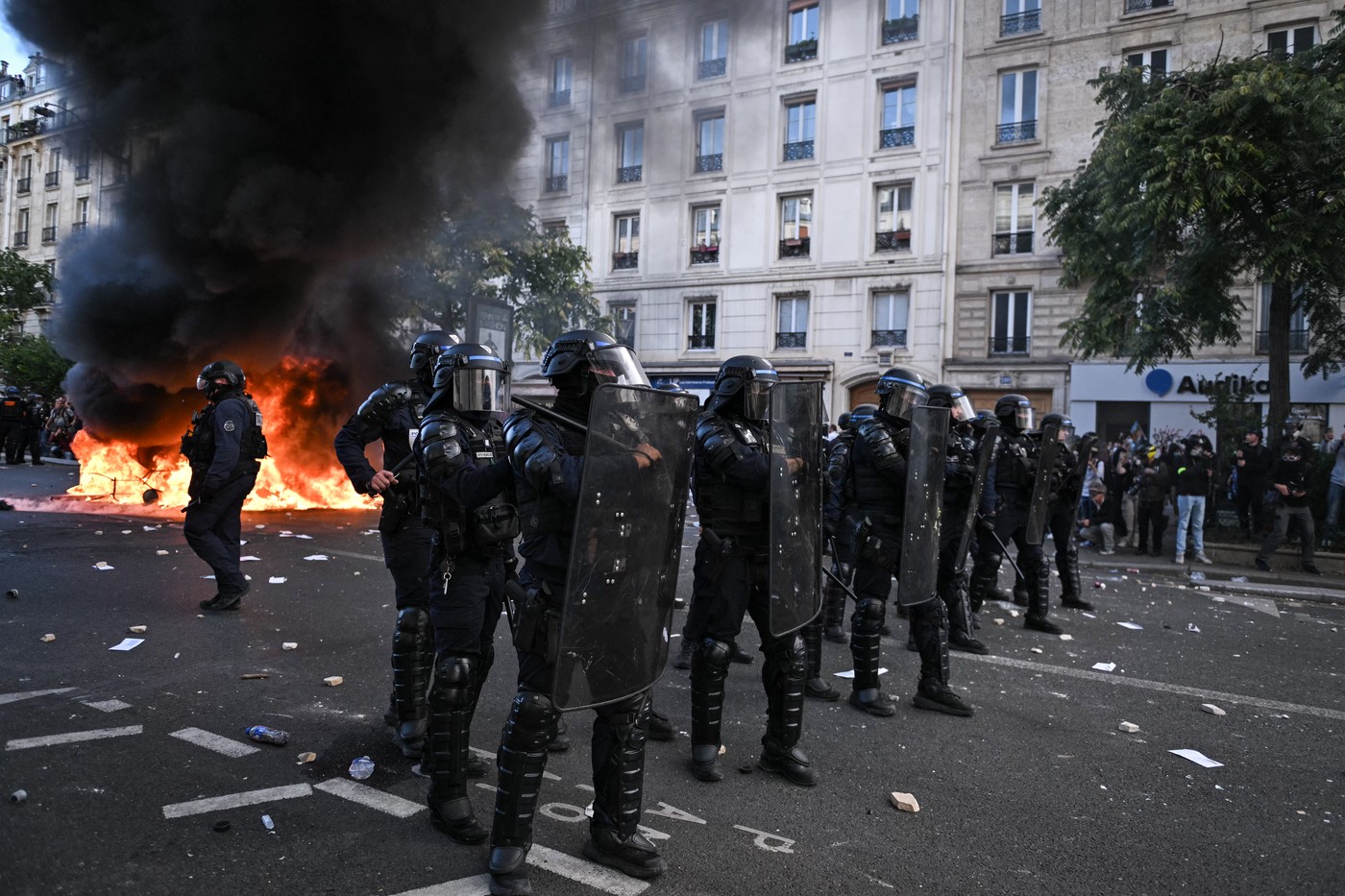 Emmanuel Macron convoacă o reuniune de criză pe fondul protestelor în creștere în Franța