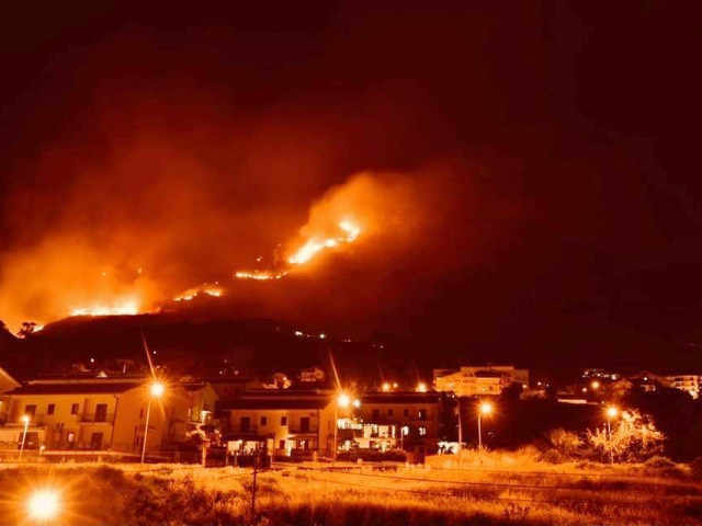 Incendii devastatoare în Sicilia: Lupta cu flăcările continuă