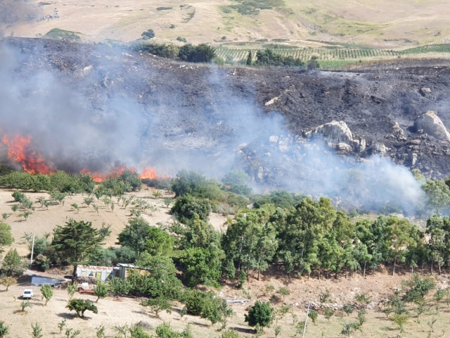 Incendiile Devastatoare din Italia: Sardinia și Sicilia Sub Asediu