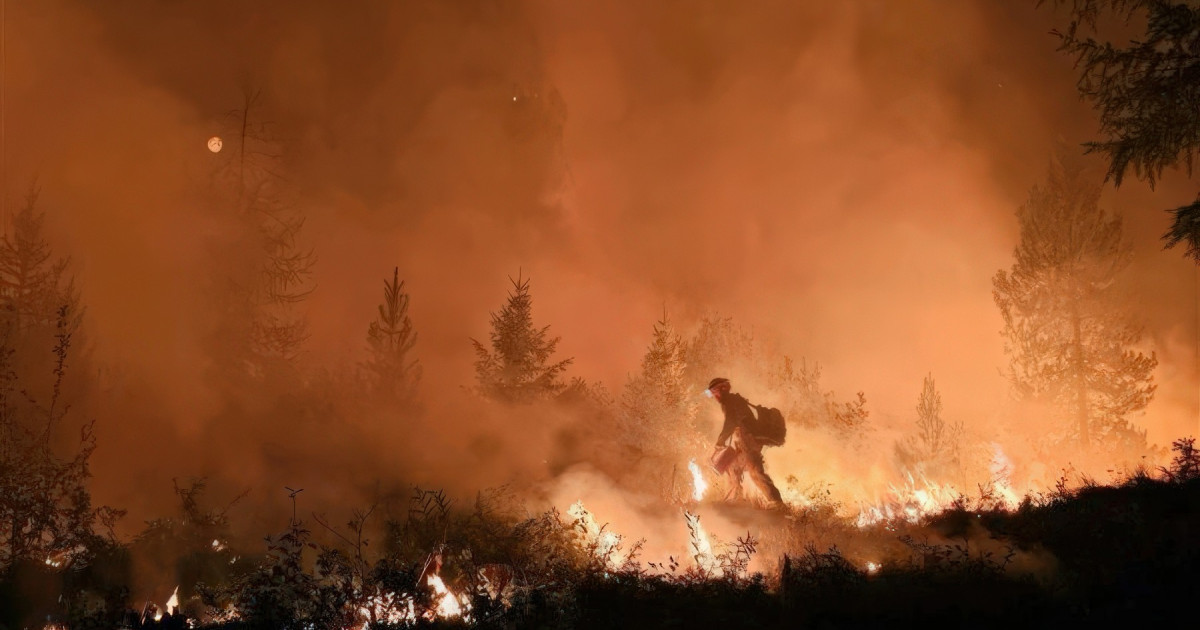 Incendiu Catastrofal în Columbia Britanică: Mii de Oameni Evacuați