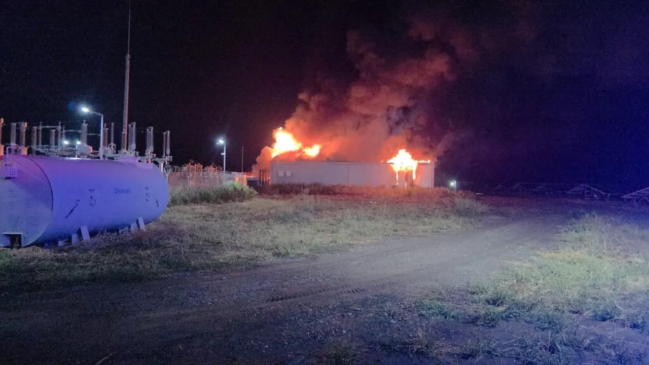 Incendiu Devastator la o Hală de Stocare a Energiei din Buzău