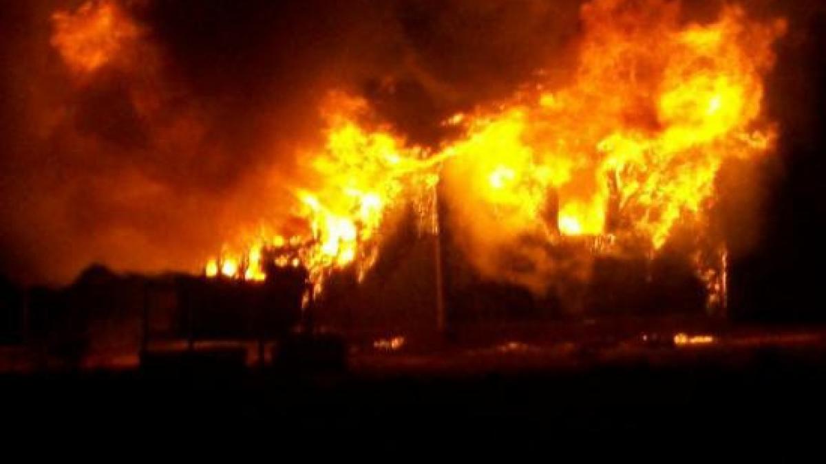 Incendiu Devastator la Piața En-Gros din Pitești: Flăcările Cuprind Mai Multe Standuri