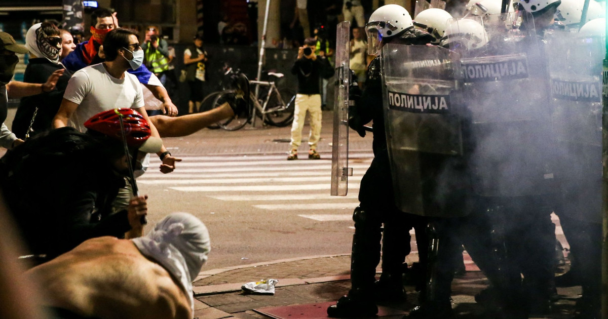 Protest masiv și ciocniri violente la Belgrad împotriva președintelui Vucic