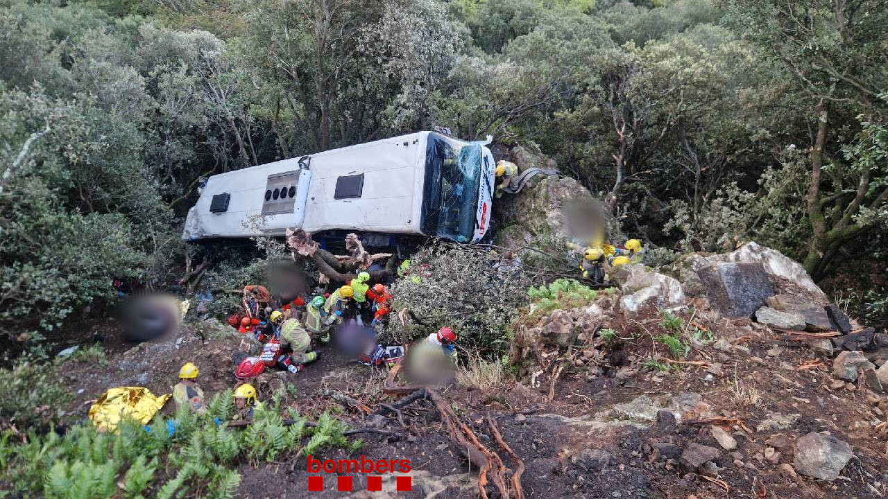 Tragedie rutieră în Spania: Autobuz cu peste 100 de pasageri, căzut în prăpastie lângă Barcelona