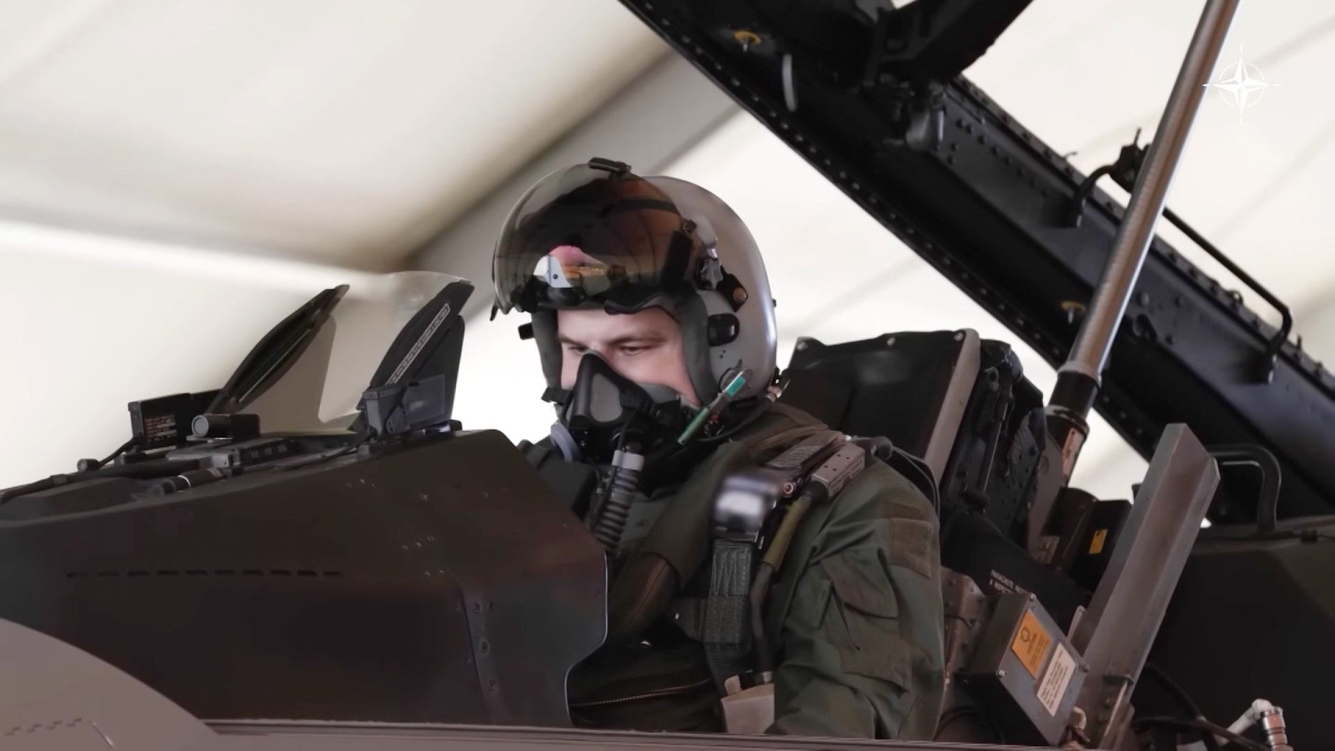 Ucraina Pierde un Avion F-16: Pilotul Reușește să Se Catapulteze în Siguranță