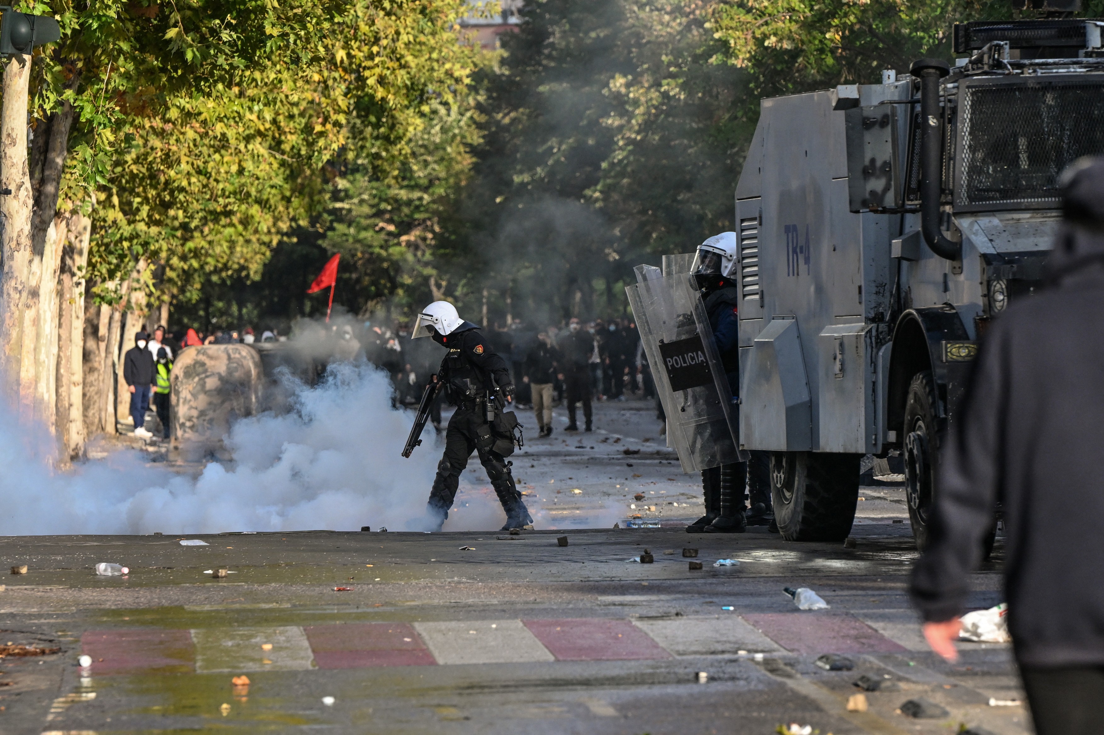 Val de Proteste Violente Lovește Europa: Italia, Franța și Albania în Flăcări